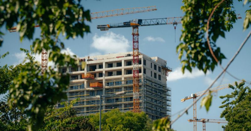 קונסטרוקציה בערים צפופות: כיצד יועץ קונסטרוקציה מבטיח בטיחות ויעילות