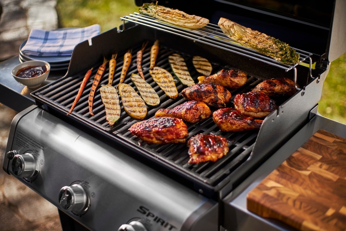 מה הופך את Weber Genesis לבחירה המובילה בקרב חובבי בישול חוץ